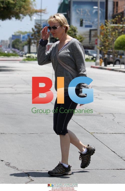 Renee Zellweger Leaves Skin Care Clinic