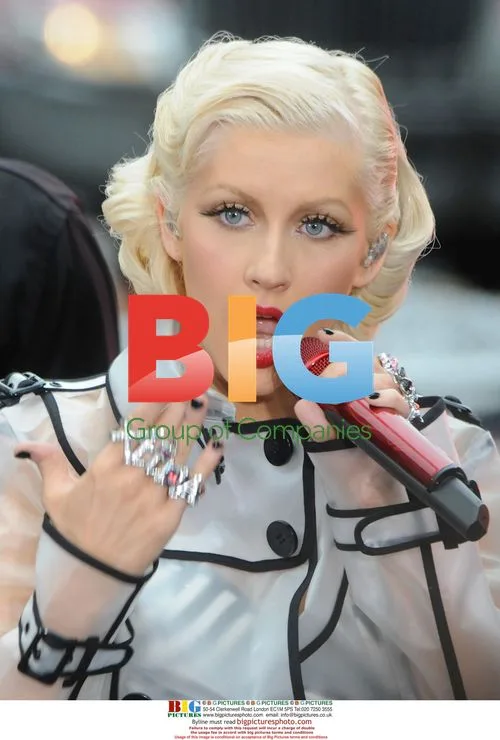 Christina Aguilera Performs on The Early Show