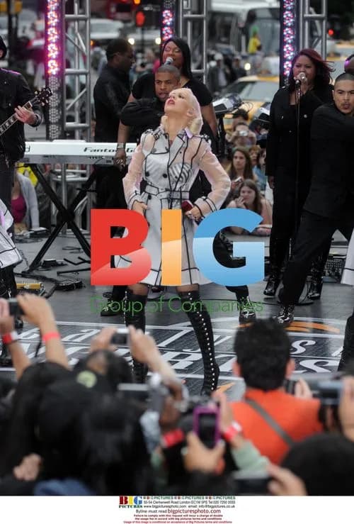 Christina Aguilera Performs on 'The Early Show'