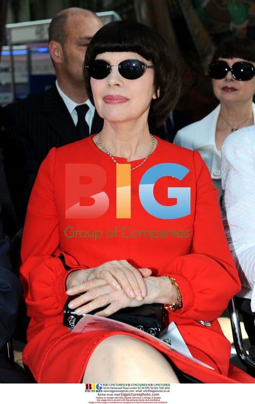 Putin visits Russian exhibit in Paris