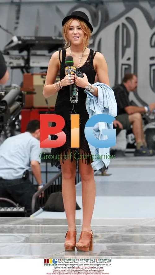 Miley Cyrus Rehearses for MMVAs