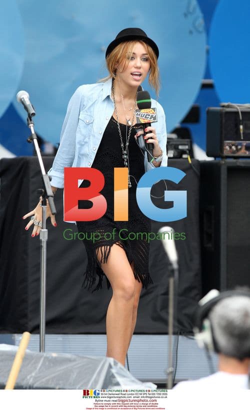 Miley Cyrus Rehearses for MMVA