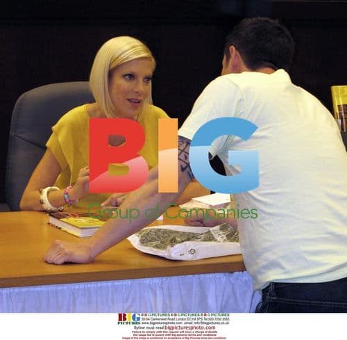 Tori Spelling Signs New Book