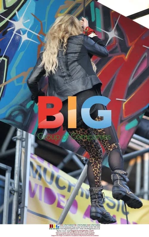 Kesha rehearsing 'Tik Tok' for 2010 Much Music Video Awards