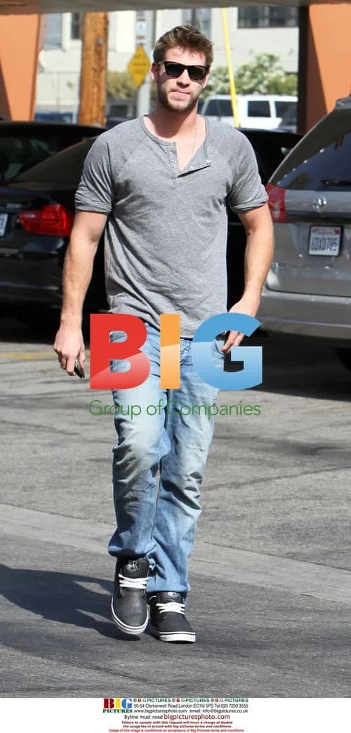 Liam Hemsworth Grabbing Coffee