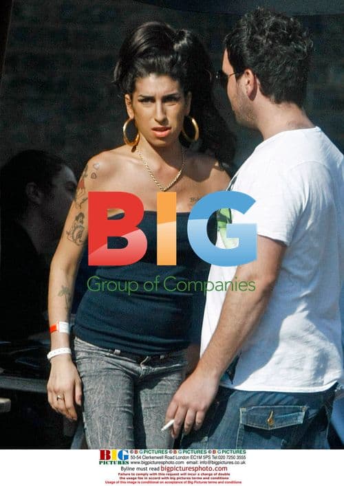 Amy Winehouse Plays with Child at Pub