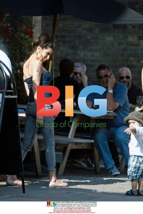 Amy Winehouse Plays with Child at Pub