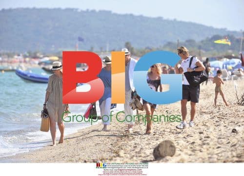 Liam Neeson, Joely Richardson, and Vanessa Redgrave on Beach