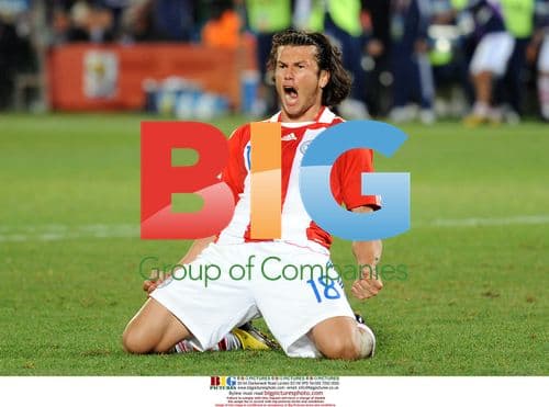 Nelson Valdez scores for Paraguay at 2010 World Cup