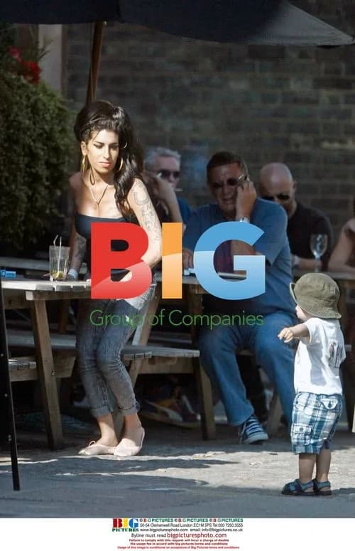 Amy Winehouse Plays with Child at Pub Lunch