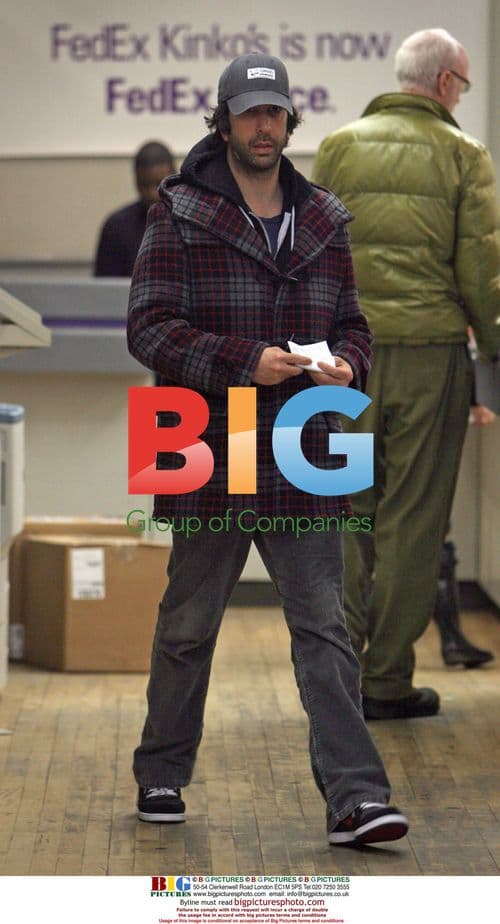 David Schwimmer mailing parcel in NYC