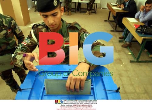 Iraqi policeman casts vote in Baghdad