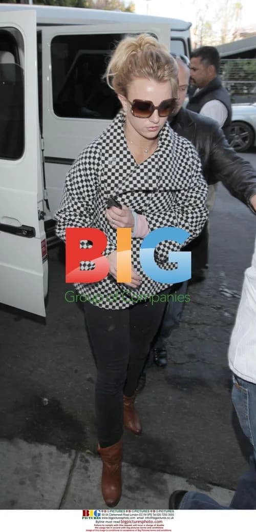 Britney Spears Arriving at Salon