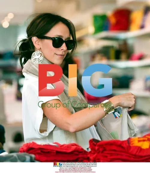 Jennifer Love Hewitt shopping in Beverly Hills