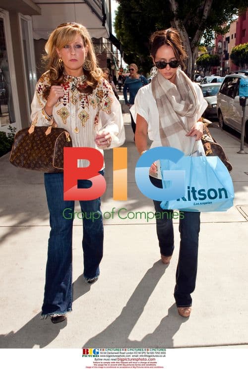 Jennifer Love Hewitt Shopping in Beverly Hills
