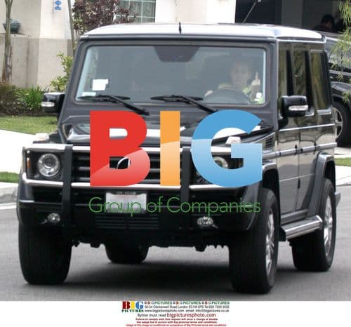 Ashley Tisdale flips off paparazzi