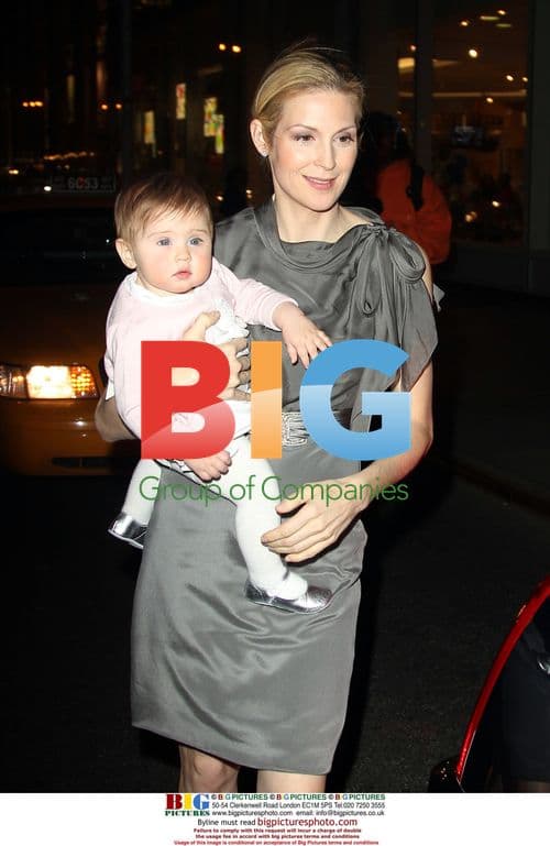 Kelly Rutherford and Daughter Leave FAO Schwarz
