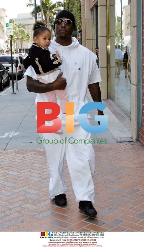 Tyrese Gibson and daughter buying frozen yogurt