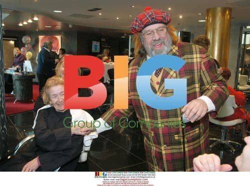 Ricky Tomlinson surprises mums at Herberts Hairdressers