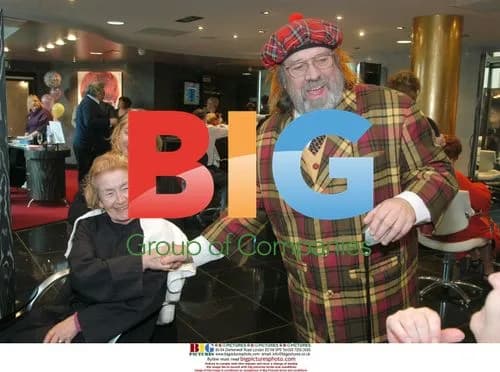 Ricky Tomlinson surprises mums at Herberts Hairdressers