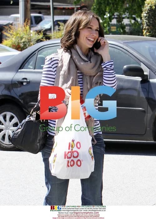 Jennifer Love Hewitt Grabs Lunch