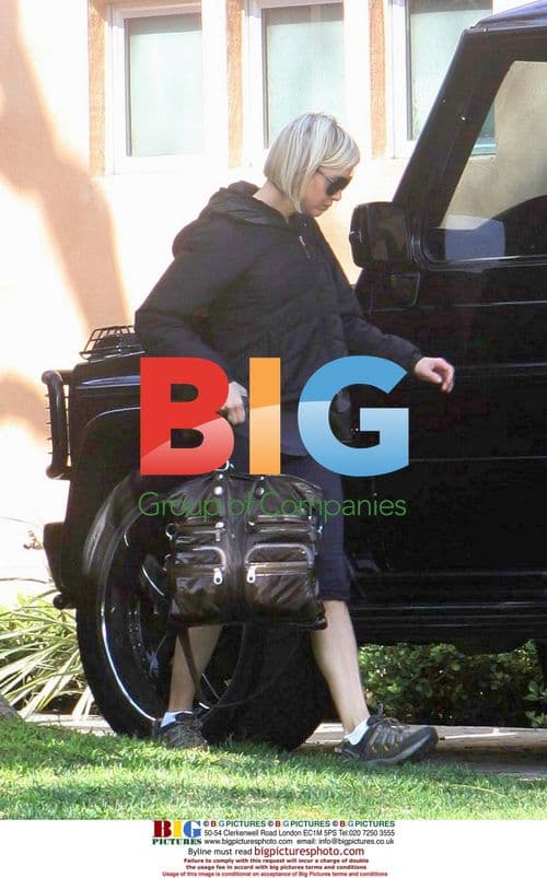 Renee Zellweger Walks to Lunch in Venice, CA