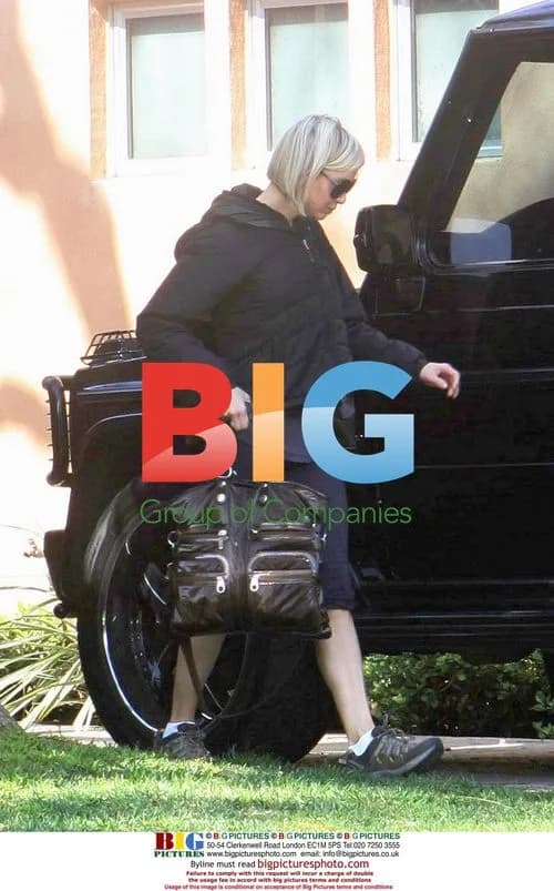 Renee Zellweger Walks to Lunch in Venice, CA