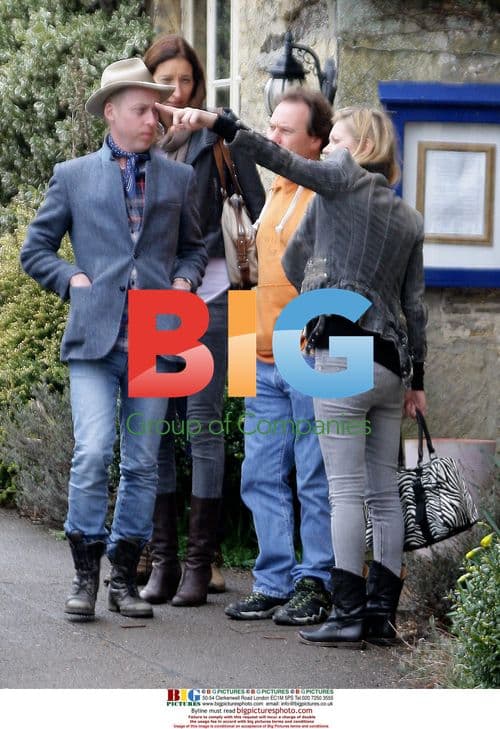 Kate Moss and Jamie Hince go to pub with friends