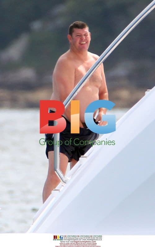 James Packer enjoys drinks with friends in Sydney