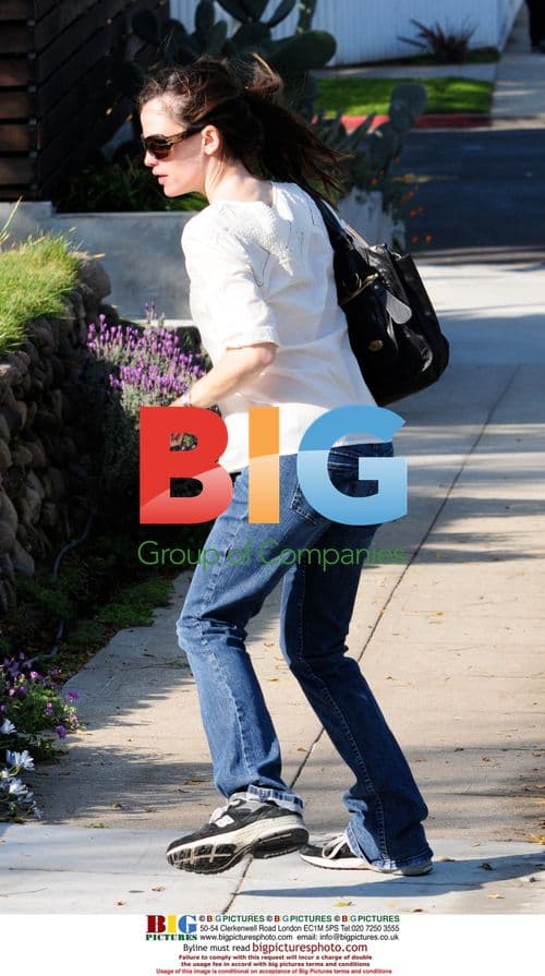 Jennifer Garner Sends Violet to School