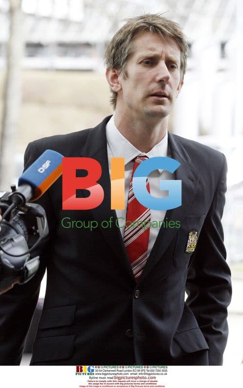 Manchester United team departs Munich