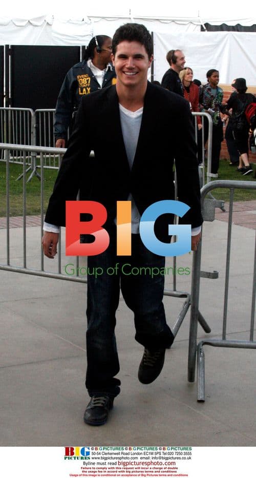 Robbie Amell at Kids Choice Awards 2010