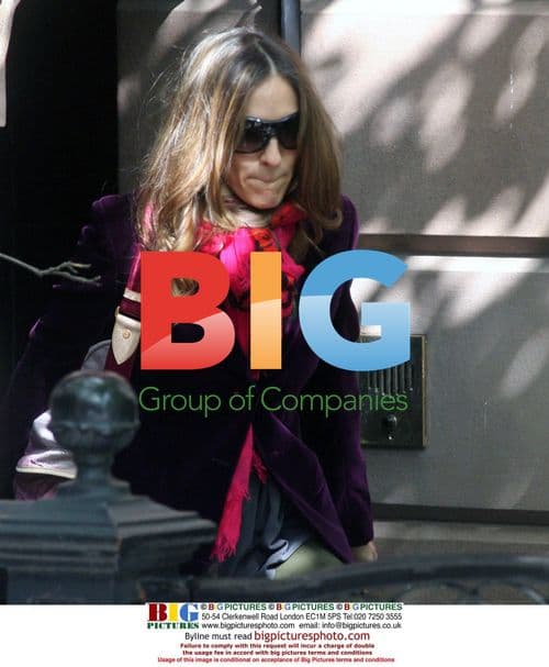 Sarah Jessica Parker Leaving Apartment