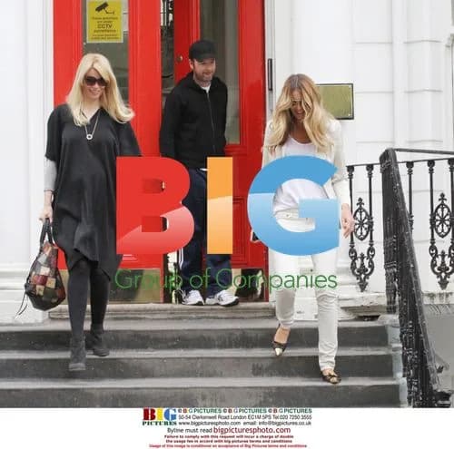 Claudia Schiffer and Elle Macpherson on school run