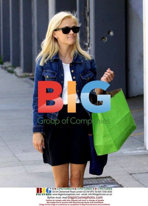 Reese Whitherspoon Shopping in Hollywood