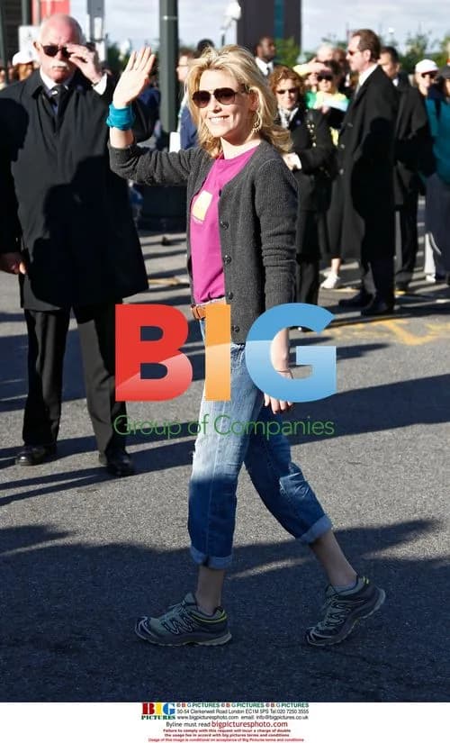 Elizabeth Banks at 'O' Magazine Walk