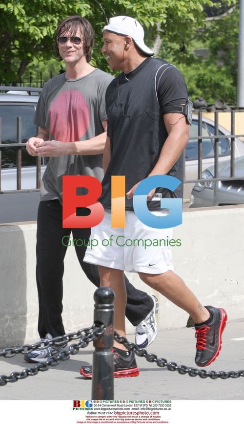 Jim Carrey Running on Brooklyn Bridge