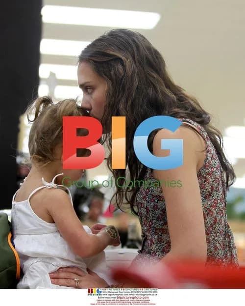 Jessica Alba shops with daughter Honor