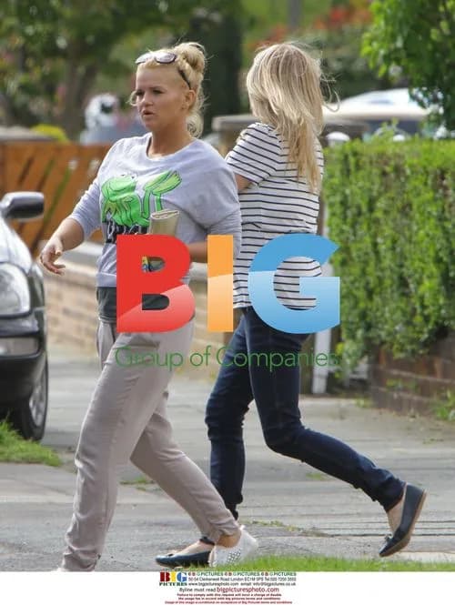 Kerry Katona goes to pub for lunch