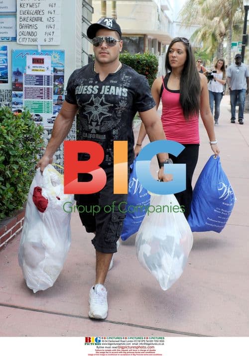 Sammi and Ronnie Doing Laundry in Miami