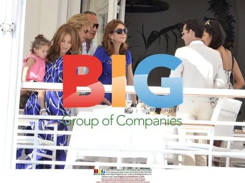 Jennifer Lopez Enjoys Lunch with Family