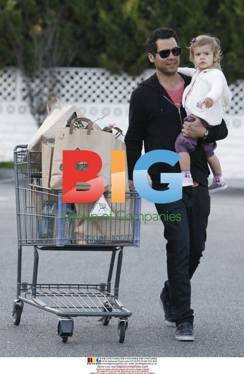 Cash Warren and daughter Honor Marie grocery shopping