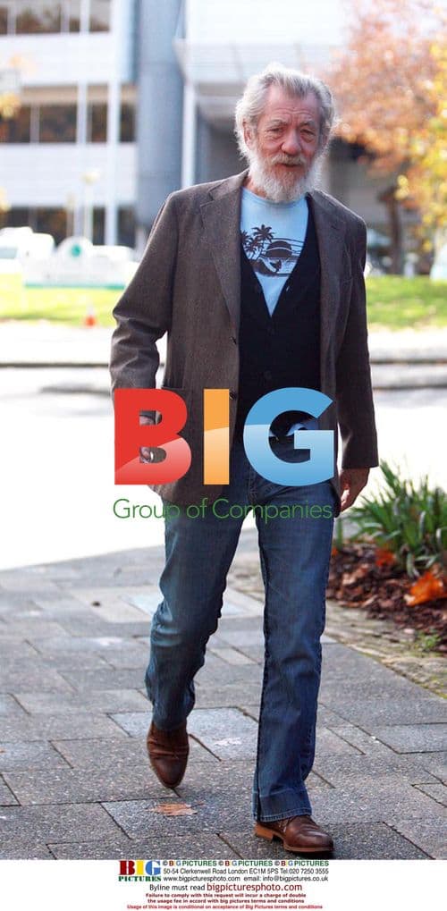 Sir Ian McKellen Signing Autographs