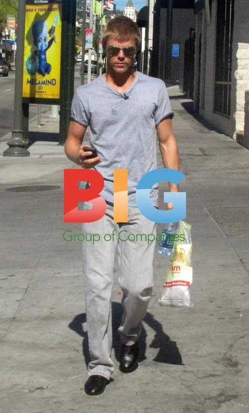 Derek Hough grabs lunch in LA