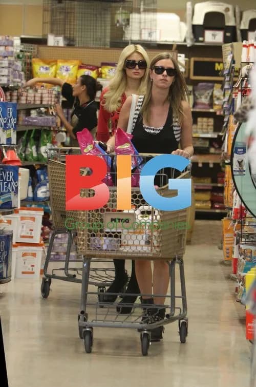 Paris Hilton and Nicky Shopping for Pets