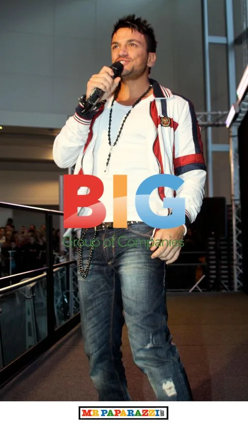 Peter Andre Lights Up Lowry Outlet Mall