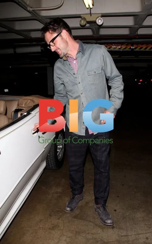 David Arquette Sneaking Out of Restaurant