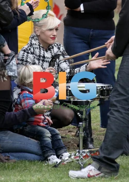 Gwen Stefani with Kids in Impromptu Drum Circle