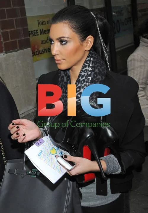 Kardashian Sisters Leaving Nail Salon