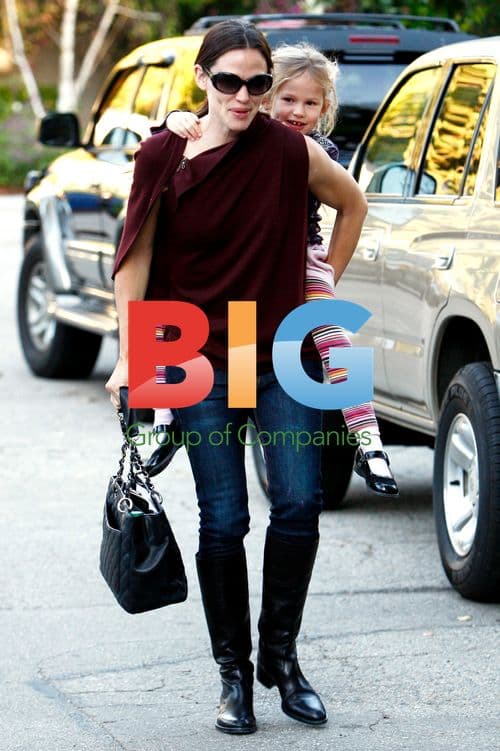 Jennifer Garner Carrying Violet Affleck